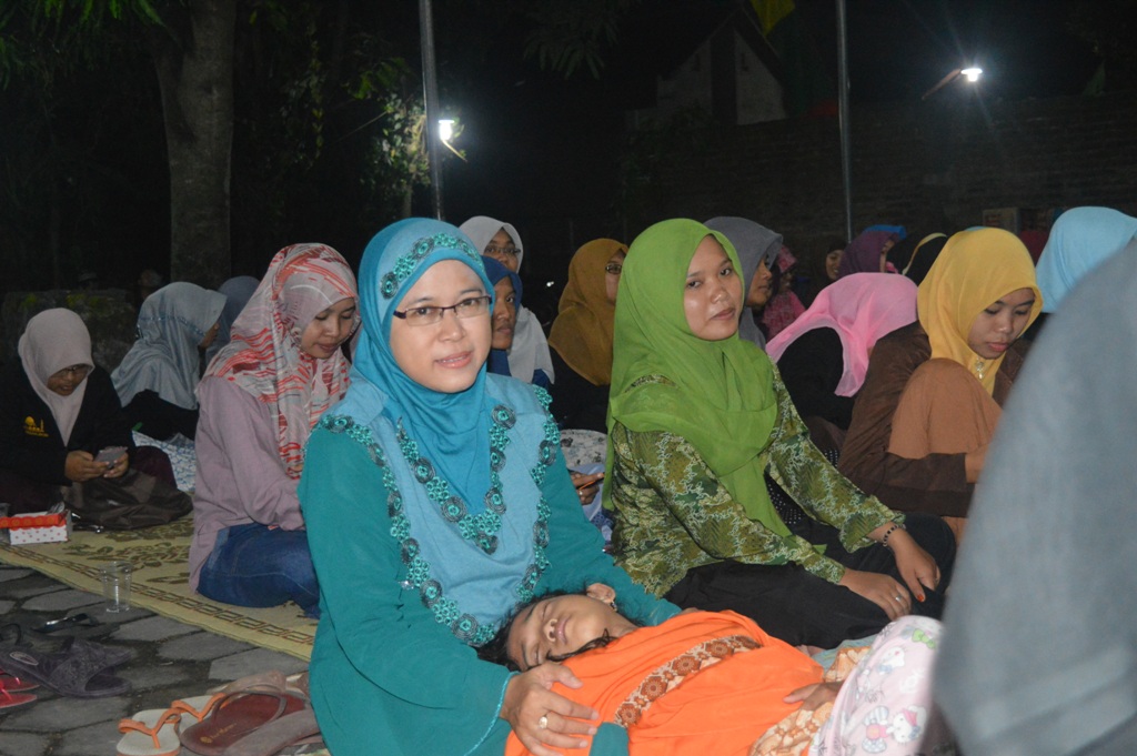 ibu Hj. Kamila Adnani istri dari pegasuh pon.Pes Al Fattah (berbaju biru) bu Nyaipun ikut mengaji