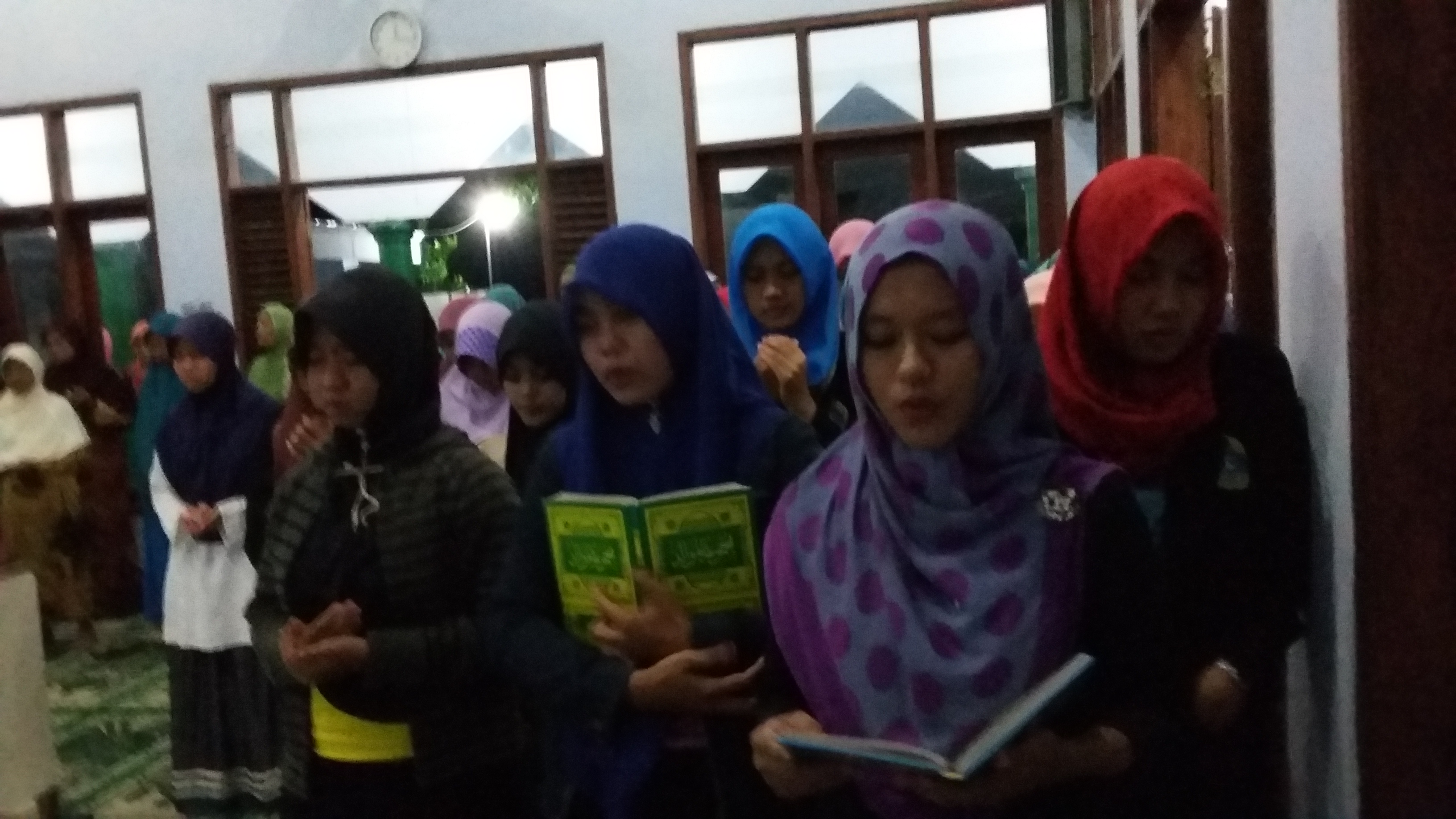 menjalin hubungan dengan masyarakat dengan bershalawat