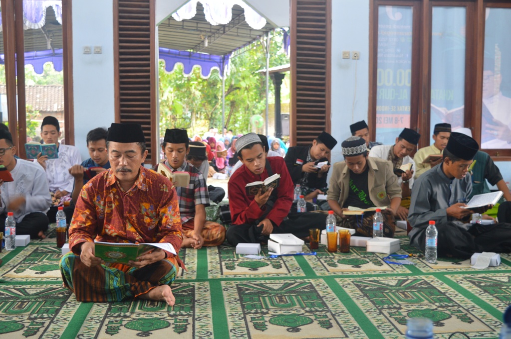KH. Muhammad Mahbub selaku Pengasuh Pon.Pes Al Fattah juga ikut mengaji bersama para santri