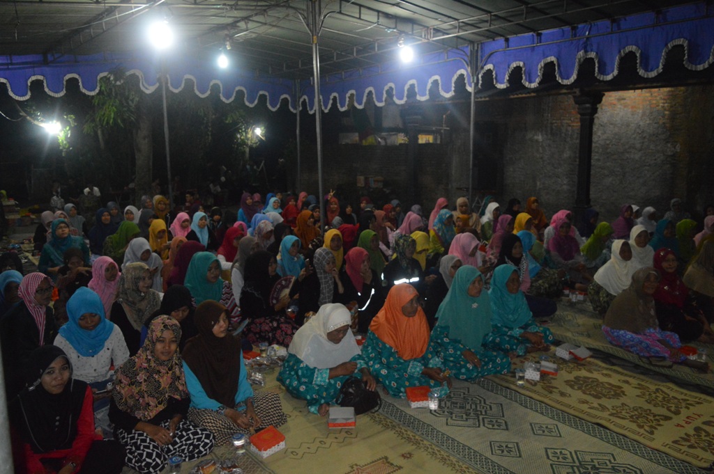 para jama'ah yang terdiri dari santri dan masyarakat dalam pengajian akbar memperingati isra' mi'raj Pon.Pes Al Fattah