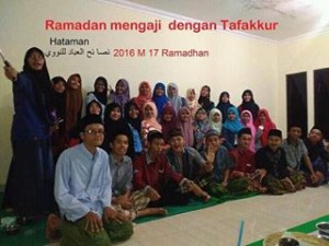 tasyakuran dengan buka bersama santri-santri Al Fattah, usai mengkhatamkan kitab Nashoikhul 'Ibad